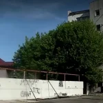Situație absurdă în Craiova: locatarii intră în bloc printr-un magazin după ce o alee a fost îngrădită