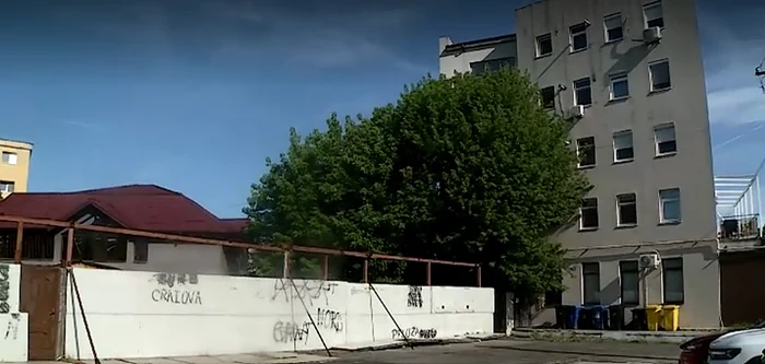 Situație absurdă în Craiova: locatarii intră în bloc printr-un magazin după ce o alee a fost îngrădită