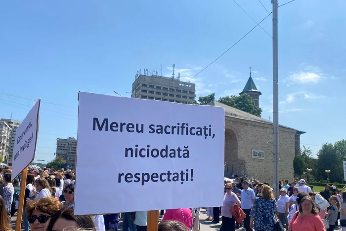 Mii de profesori protestează la București față de noua lege a salarizării