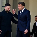 Un microfon uitat la summitul G7 a surprins o discuţie privată între Macron şi Zelenski: „Ești liber diseară?”