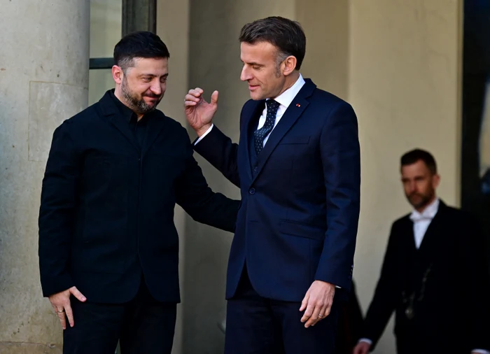 Un microfon uitat la summitul G7 a surprins o discuţie privată între Macron şi Zelenski: „Ești liber diseară?”