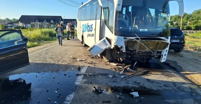 Coliziune între un autoturism și un autocar pe DN67, la Meriș; două persoane rănite