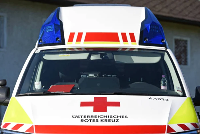 Doi muncitori români au suferit răni grave după ce au căzut de pe un acoperiş în Austria în timp ce montau panouri solare