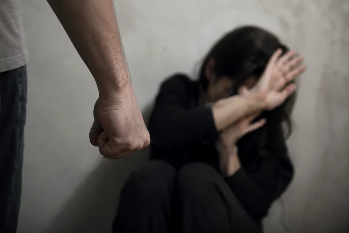 Senatul a respins proiectul care extindea incriminarea hărțuirii sexuale în afara locului de muncă