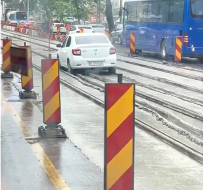Logan blocat în betonul proaspăt de pe linia de tramvai; imaginile au devenit virale