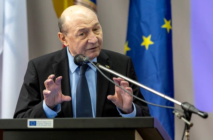 Băsescu: învestirea Cabinetului Veștea e incertă, nu mizez pe succesul de mâine în Parlament
