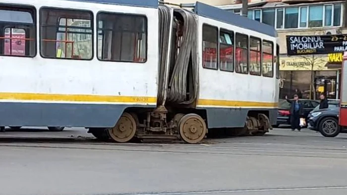 Tramvai deraiat pe Bulevardul Preciziei după coliziunea cu un TIR; linia 25 este blocată