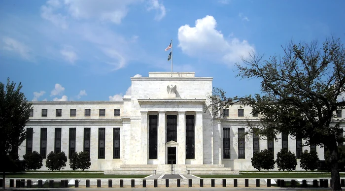 Kevin Warsh schimbă tonul Fed: accent pe inflație, lichiditate și „task force”-uri
