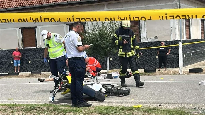 Doi adolescenți din Timiș și-au pierdut viața după coliziunea motocicletei cu un autoturism în Jabăr