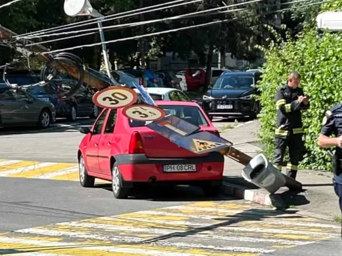 Un stâlp înclinat de pe strada Andrei Mureșanu din Ploiești, îndepărtat după sesizări publice