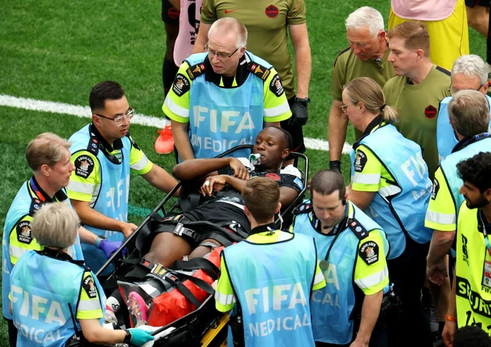 Accidentare gravă la Vancouver: Ismael Koné fracturat după o intrare a lui Assim Madibo; Qatar rămâne în nouă oameni
