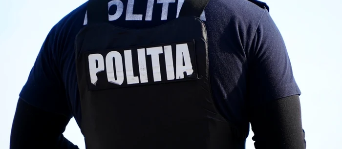 Percheziții în București: zeci de arme albe și cocktailuri Molotov găsite la membrii a două clanuri rivale