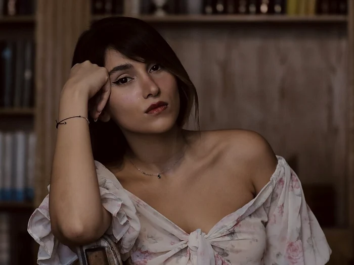 Cântăreața iraniană Parastoo Ahmadi, condamnată la 74 de lovituri de bici după un concert online fără hijab