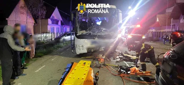 O tânără aflată sub influența alcoolului a intrat cu mașina într-un autobuz pe DN19; cinci persoane rănite