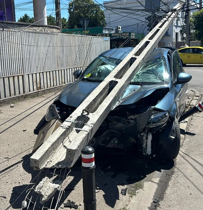 O tânără de 19 ani a distrus un stâlp de beton după ce a pierdut controlul volanului în Craiova