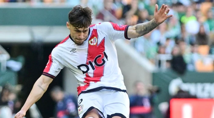 Andrei Rațiu, urmărit de Liverpool: negocieri în curs cu Rayo Vallecano pentru fundașul român