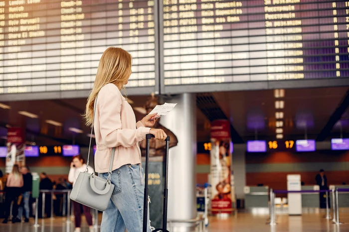 O româncă abandonată la aeroport în Marea Britanie, salvată de comunitatea din diaspora după un apel pe Facebook