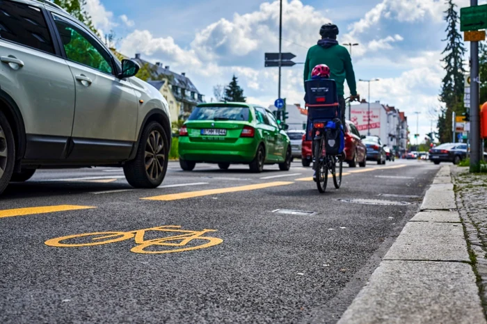 De ce renunță mulți români la bicicletă: infrastructură precară, riscuri pe șosea și trotuar interzis