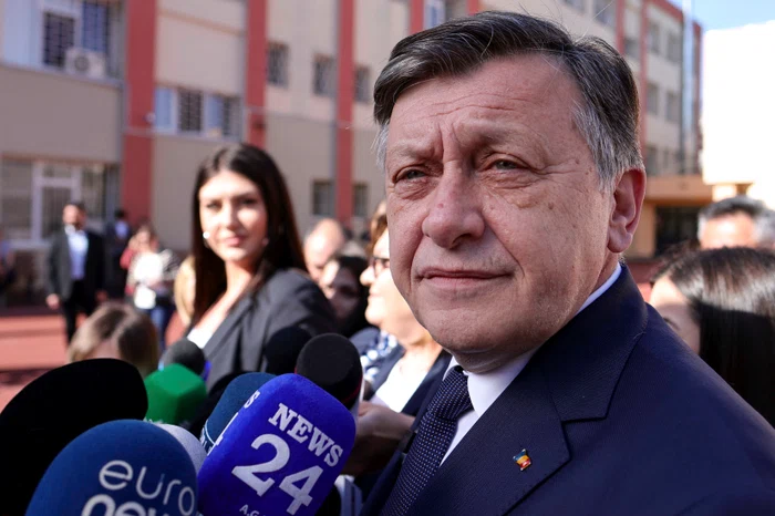 Crin Antonescu condamnă „Congresul trădătorilor” al PNL: acuze de falsificare a istoriei și lipsă de viziune