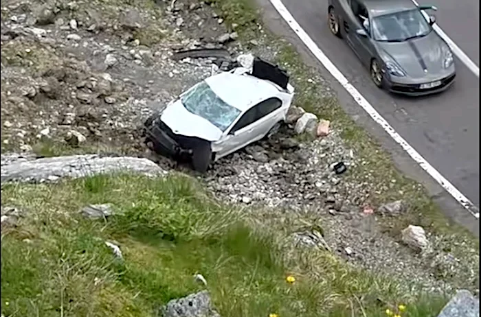 O mașină s-a prăbușit într-o râpă pe Transfăgărășan după ce a fost lăsată neasigurată într-o parcare