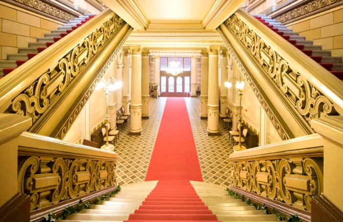 Palatul Bragadiru, din nou scos la vânzare: prețul pentru clădire, 12,5 milioane €, ansamblul cu grădină, 25 milioane €