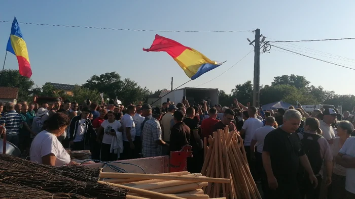 Haos la târgul din Osica de Sus: Călin Georgescu, întâmpinat de mii de oameni în campanie