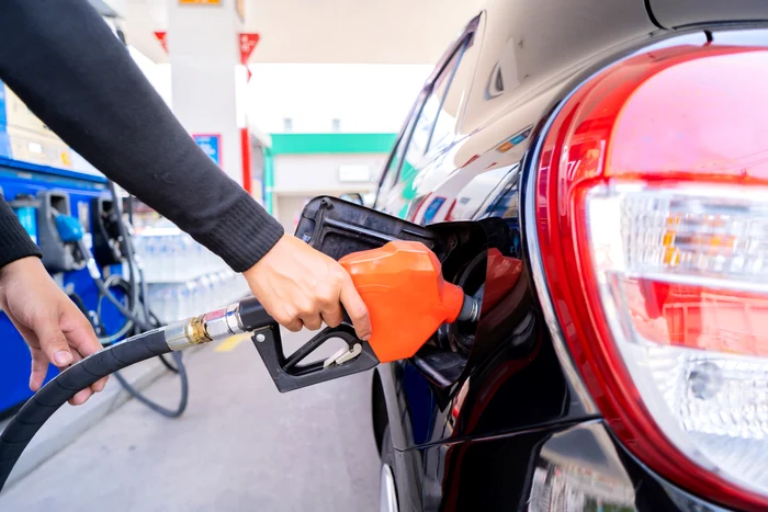 Benzina la pompă rămâne stabilă, motorina depășește din nou 9 lei pe litru