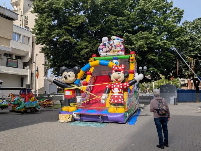 „A zis «mami» și s-a prăbușit”. Tatăl povestește moartea fiului de 2 ani la un tobogan gonflabil din Satu Mare