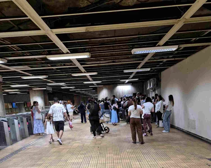 Zvonul angajărilor Metrorex a atras sute de oameni la Piața Unirii; cozi și dezamăgire la intrare
