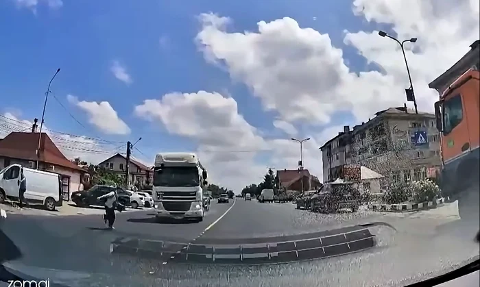 Adolescent de 15 ani lovit de o cisternă pe trecerea de pietoni în Răcăciuni; a supraviețuit