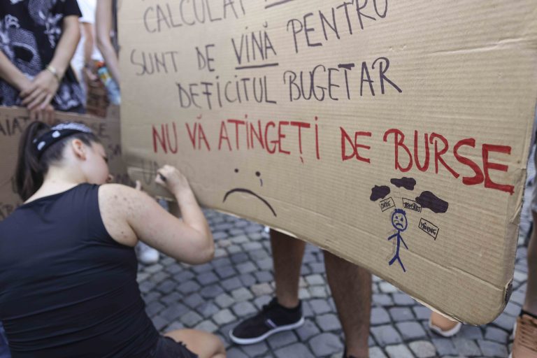 Studenții cer stimulente financiare pentru voluntariat: majoritatea nu își permit muncă neremunerată