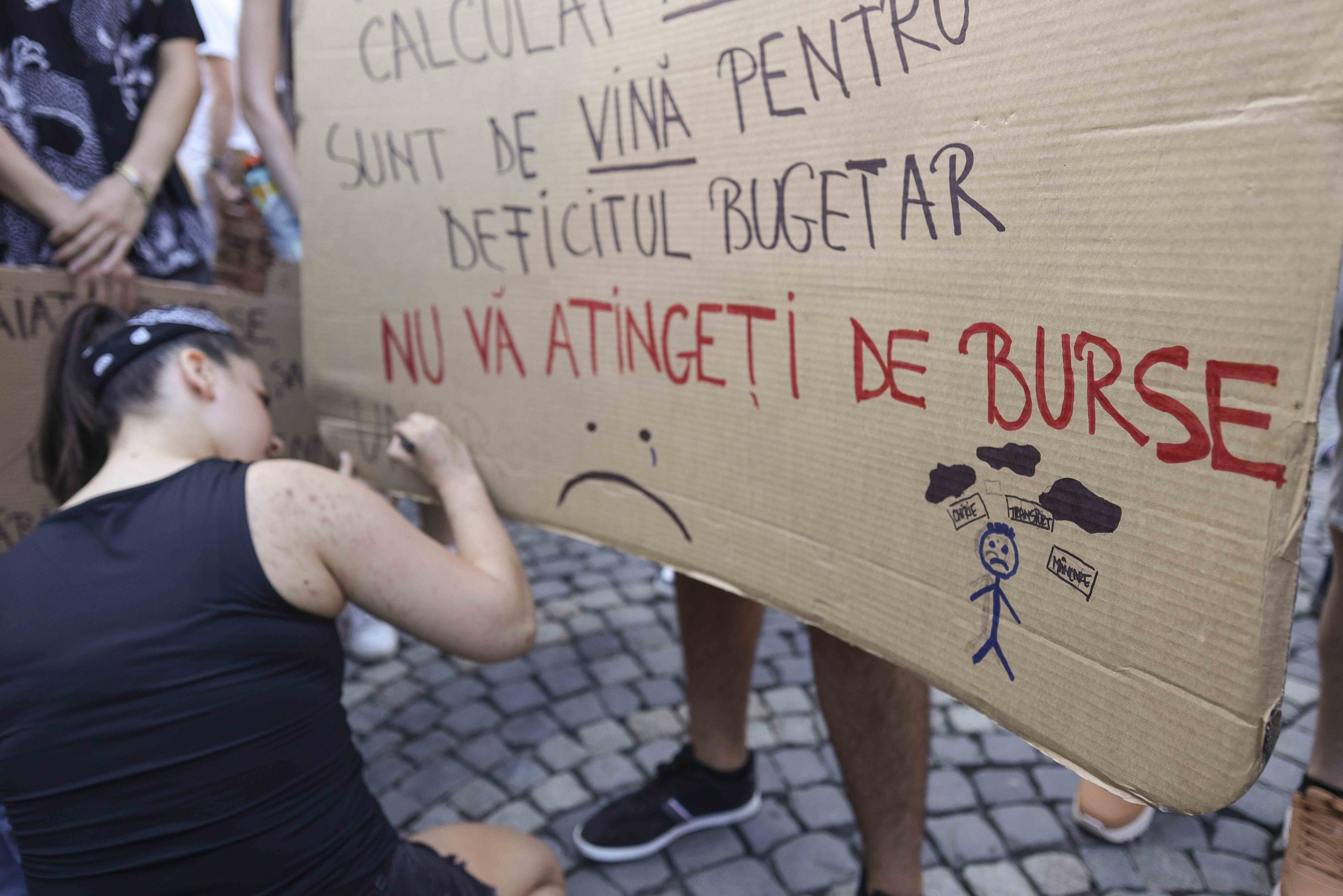 Studenții cer stimulente financiare pentru voluntariat: majoritatea nu își permit muncă neremunerată