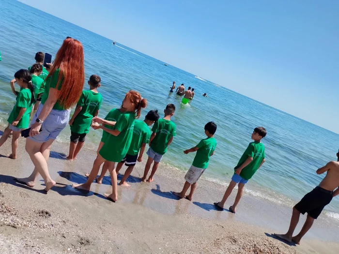Cum o școală mică din Olt a eliminat abandonul școlar și i-a dus pe elevi la mare cu bani europeni