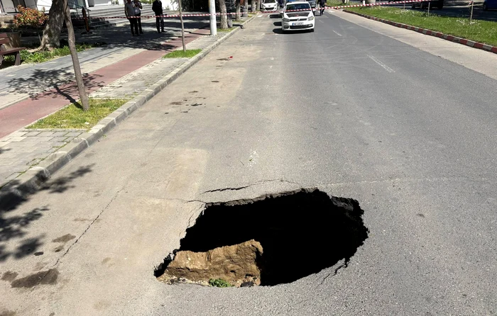 Crater pe Bulevardul Unirii din Slobozia; traficul deviat după surparea asfaltului