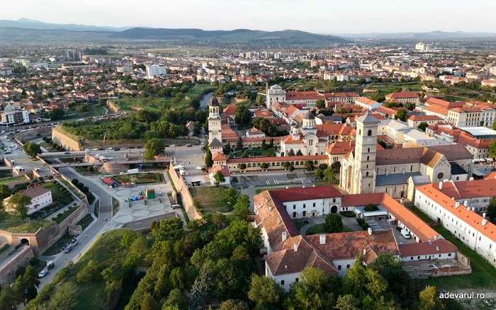 Continua restaurarea Cetății Alba Carolina: porți monumentale refăcute, șanțurile devin parc urban