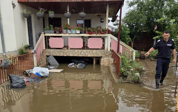 Fenomene meteo au afectat 12 localități: spital din Vrancea pus pe generator după căderea unor copaci