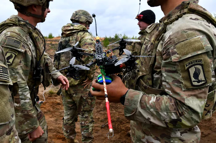 Pentagonul reproduce pe grabă condițiile de luptă din Ucraina: poligoane pentru drone și război electronic