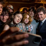 Nicușor Dan, fotografii cu tinerii care l-au întâmpinat la Cluj înainte de plecarea către summitul din Polonia