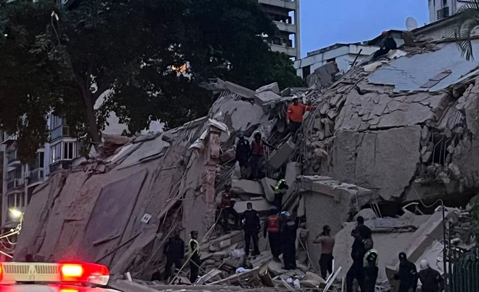 Caracas, în stare de urgență: oameni sapă cu mâinile goale printre dărâmături pentru a salva supraviețuitori