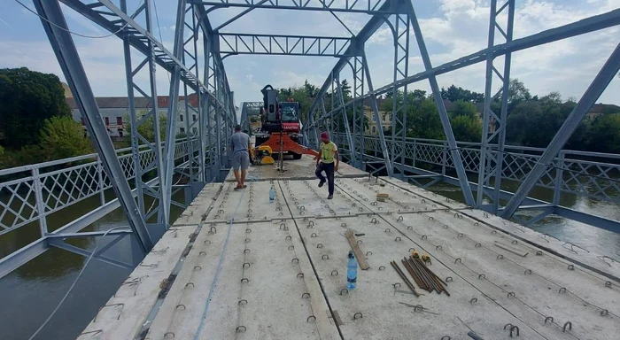 Podul istoric din Lipova, construit în 1896, se redeschide pietonal înainte de 15 august după întârzieri ale reabilitării