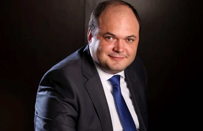Economistul-șef al Raiffeisen: reducerile de taxe pot împinge România spre «junk» dacă se renunță la consolidarea fiscală