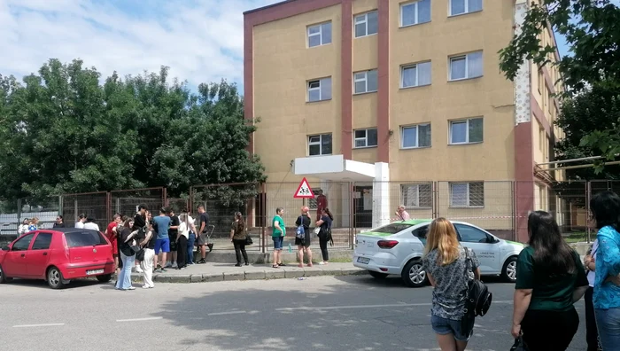 Emoții, nervi și lacrimi la Matematică: elevi nemulțumiți la ieșirea din săli în Olt