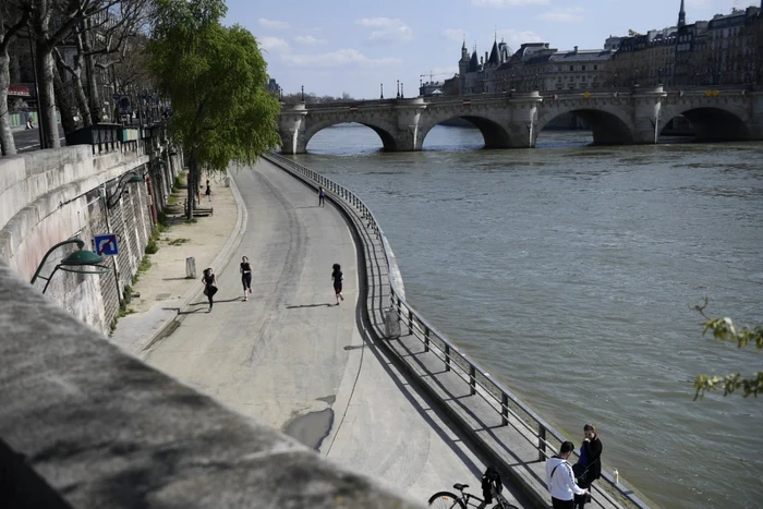 Paris folosește apa din Sena pentru răcirea clădirilor; rețeaua se va tripla până în 2042