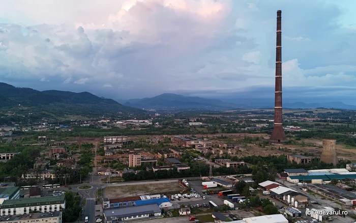 Fostul combinat Phoenix, în ruină: coșul de 350 m stăpânește o platformă abandonată la doi kilometri de centrul Băii Mari