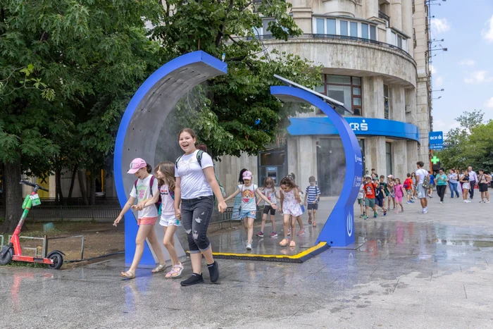Primăria București instalează dușuri și tuneluri de răcorire în zonele aglomerate ale orașului