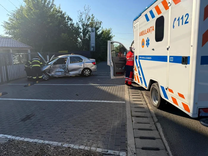 Ambulanță care transporta un copil implicată într-un accident la ieșirea din Hârlău; șapte persoane au fost implicate