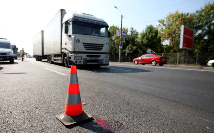 Restricţii temporare pentru vehiculele peste 7,5 tone în 16 judeţe din cauza caniculei