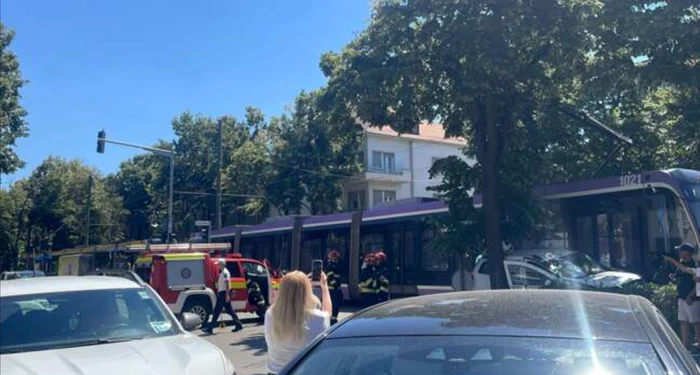 Accident grav în Timișoara: taxi lovit de tramvai, şofer încarcerat pe Bulevardul Revoluției din 1989