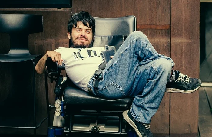 Alex Tache, IT-ist și creator TikTok în scaun rulant: „Scaunul rulant este doar o unealtă”