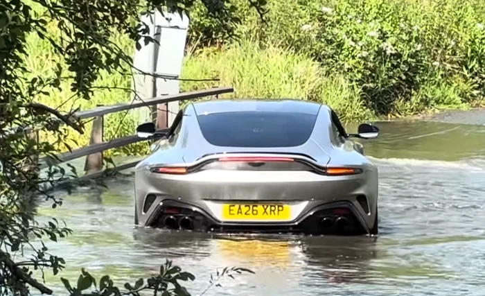 Un șofer rămâne blocat cu un Aston Martin de aproape 200.000 € după ce a încercat să traverseze un vad din Essex